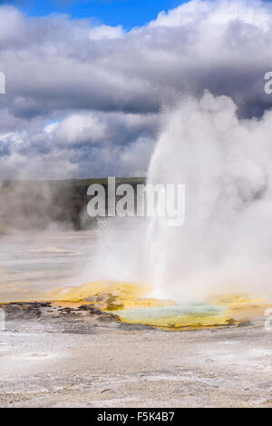 Clepsydre, Geyser Geyser Basin, Parc National de Yellowstone, Wyoming, USA Banque D'Images