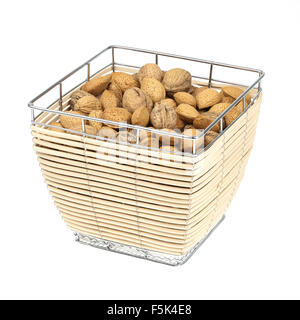 Les amandes et les noix dans un panier alimentaire en acier et en rotin isolé sur fond blanc. Banque D'Images
