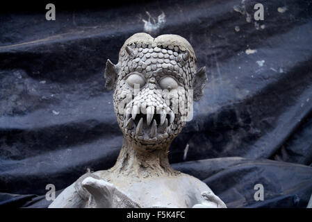 Kolkata, Inde. 05Th Nov, 2015. Les Artisans occupés pour terminer Kali des idoles et Raksha, démon à Kumartulli. Bengali vénère kali sur le jour de la nouvelle lune du mois de Kartik, Bengali lorsque d'autres observe hindou Diwali festival. Kali est l'une des plus farouches déesse de l'Hindouisme, avec quatre bras, avec une épée dans une main et la tête de démon dans un autre. Sa langue sort de sa bouche et se tenir sur le Seigneur Shiva. © Saikat Paul/Pacific Press/Alamy Live News Banque D'Images