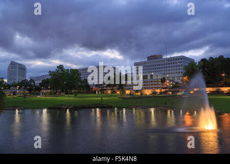 Une photographie du centre-ville de Tallahassee juste avant la nuit avec une longue exposition, vues du Parc des Cascades, qui a ouvert ses portes en 2014. Banque D'Images