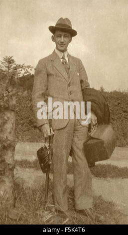 Un homme dans le pays avec parapluie et porte-documents, Danemark Banque D'Images