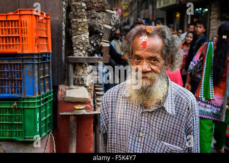 Vieil homme népalais en promenade dans la rue de Katmandou Banque D'Images
