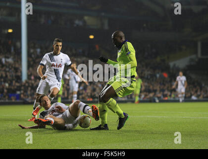 White Hart Lane, Tottenham, London, UK, l'UEFA Europa League. 05Th Nov, 2015. Tottenham Hotspur contre Anderlecht. Tottenham Hotspur est Jan Vertonghen rend un dernier défi pour arrêter l'Anderlecht Stefano Okaka Chuka. © Plus Sport Action/Alamy Live News Banque D'Images