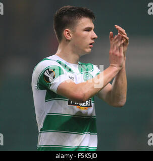 Glasgow, Ecosse. 05Th Nov, 2015. Europa League. Celtic contre Molde. Kieran Tierney applaudit les fans comme il quitte le parc © Plus Sport Action/Alamy Live News Banque D'Images