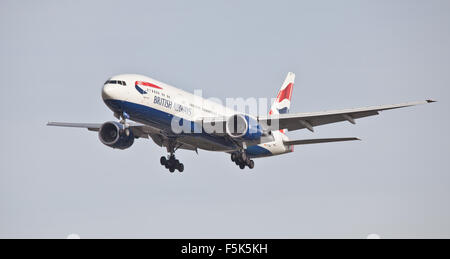 British Airways Boeing 777 G-YMMP entrée en terre à l'aéroport de Londres Heathrow LHR Banque D'Images