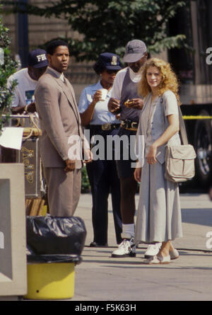 Washington, DC. 1993 Julia Roberts et Denzel Washington pendant le tournage sur le tournage de 'The Pelican Brief'. Le Pelican Brief est un thriller politique juridique 1993 basé sur le roman du même nom de John Grisham. Réalisé par Alan J. Pakula, Le film stars Julia Roberts dans le rôle de jeune étudiant en droit Darby Shaw et Denzel Washington comme Washington Herald reporter Gray Grantham. Credit : Mark Reinstein Banque D'Images