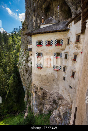 Détail de Château Renaissance construit dans la région de Rocky Mountain, la Slovénie Predjama. Lieu touristique célèbre en Europe. Fenêtre Château Vi Banque D'Images