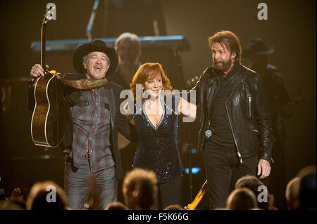 Nashville, Tennessee, USA. 4ème Nov, 2015. Musiciens Brooks & Dunn avec REBA MCINTYRE effectue à la 49e Assemblée CMA Awards qui a eu lieu à l'Arène Bridgestone situé au centre-ville de Nashville. © Jason Moore/ZUMA/Alamy Fil Live News Banque D'Images