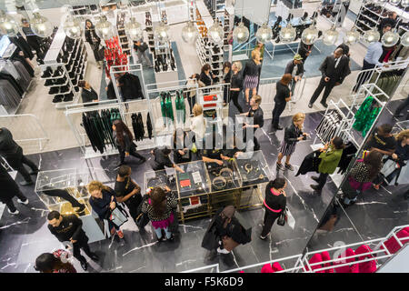 New York, USA. 05Th Nov, 2015. Clients dans la espace Balmain x H&M le long d'un magasin H & M, à New York, le jeudi 5 novembre, 2015. La collection, conçue par le jeune chef de Balmain, Olivier Rousteing, était très attendu par les fashionistas et a attiré les foules à travers le monde. À New York, H&M a mis en place un système de bracelets à autre lorsque des acheteurs pourrait arriver à contrôler les foules. Crédit : Richard Levine/Alamy Live News Banque D'Images