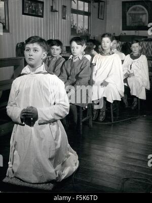 1952 - Un garçon est nommé évêque:L'ancienne Owen-Burke Twelve-Year-Timothy s'agenouille devant l'autel de la petite église dans le domaine de Sainte Marie des Anges chanson l'école, pendant les cérémonies d'intronisation. ''Anges'' de la congrégation. Un garçon est nommé évêque de 23-jours : à l'âge de 13 ans, Timothy a été fait Owen-Burke un garçon évêque selon le siècle-vieille-personnalisés et des cérémonies à Sainte Marie-de-the-Angel Song School, Addlestone, Surrey, célèbre comme un internat choriste production connu comme ''Anges'' et dirigé par le révérend Desmond, Morse-Boyett, une consing du Premier ministre chaque année être des garçons Banque D'Images