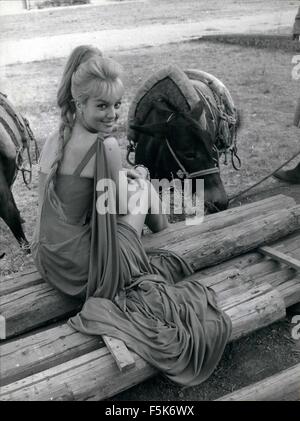 1962 Mylène Demongeot - la charmante actrice française encore en continuant dans un ''Studio'' à Cincaitth quelques scènes du film ''Gold pour casser' (image Crédit : © Keystone Photos USA/ZUMAPRESS.com) Banque D'Images