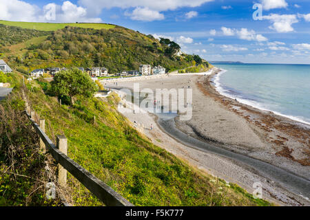 Surplombant un village Seaton et la plage sur la côte sud des Cornouailles, Angleterre, Royaume Uni Europe Banque D'Images