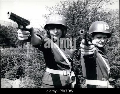 1975 - à la caserne de la 6e compagnie de la Police Militaire Belge à Cologne (West-Germany), il est tout à fait quelque chose de nouveau à regarder : trois femelles MP's les charmantes filles belges sont le 1er corps de la forces de l'Otan en West-Germany. Ils portent les mêmes uniformes et d'armes que leurs collègues masculins et ont les mêmes devoirs : les contrôles de véhicules et de disques durs, de stand-by, l'entretien de leurs propres voitures de patrouille ainsi que de participer à des manœuvres. Ils peuvent être considérés comme pionniers sur leur produit, car il est unique dans les armées d'Europe occidentale, que l'égalité de la femme soldat mâle Banque D'Images