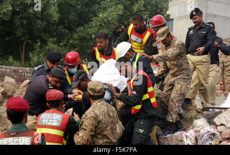 Les responsables de l'armée pakistanaise et sauve deux occupé dans l'opération de recherche de sauvetage pour les victimes dans les décombres d'une usine s'est effondrée sur le site de l'accident après l'effondrement des bâtiments de l'usine à Sundar Industrial Estate près de Lahore le Jeudi, Novembre 05, 2015. Au moins 23 morts, des dizaines toujours prisonniers après l'effondrement de l' usine à Sundar Industrial Estate, le mercredi soir. Quatre étages d'une usine de production de sacs en plastique s'est effondré, le piégeage des douzaines de travailleurs sous les décombres à l'Sundar Industrial Estate près de Lahore. Banque D'Images