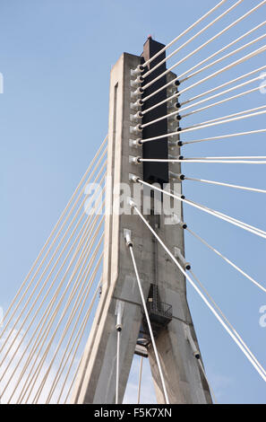 Pont à haubans pylône béton astuce détail, l'industrie lourde construction élevée en journée ensoleillée en Pologne, Europe, vertical ... Banque D'Images