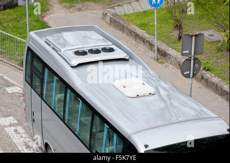 Bus touristique climatiseur sur le toit, la chaleur de l'élément de contrôle de conformité du dispositif de refroidissement, installé sur le toit du bus coach, ... Banque D'Images