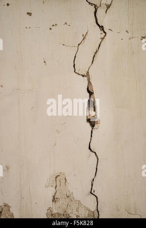 Prendre plein cadre d'une grande fissure sur un mur blanchi à la chaux Banque D'Images