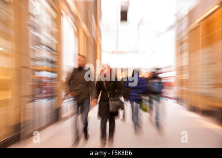 Motion blurred piétons, effet de zoom Banque D'Images