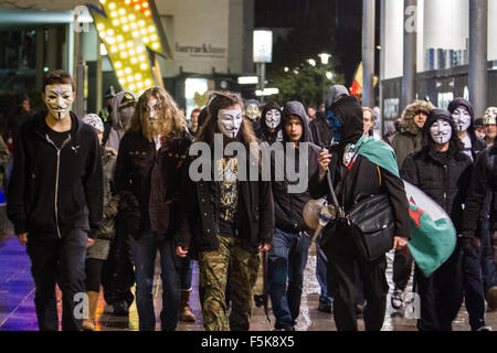 Cardiff, Royaume-Uni, le 5 novembre 2015. Les manifestants à l'Millions Mars Masque à Cardiff, Pays de Galles du Sud. Credit : Samuel Bay/Alamy Live News Banque D'Images