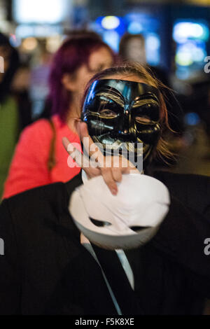 Cardiff, Royaume-Uni, le 5 novembre 2015. Les manifestants à l'Millions Mars Masque à Cardiff, Pays de Galles du Sud. Credit : Samuel Bay/Alamy Live News Banque D'Images