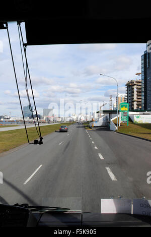 Street View de Reykjavik à partir de l'avant d'un bus en Islande Banque D'Images