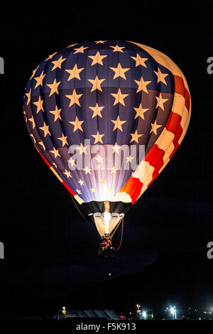 Allumé Stars and Stripes hot air balloon flying Dawn Patrol, Albuquerque International Balloon Fiesta, Nouveau Mexique USA Banque D'Images