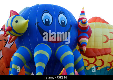 "Fantasy' (gauche) et 'Sushi' forme spéciale montgolfières, Albuquerque International Balloon Fiesta, Nouveau Mexique USA Banque D'Images
