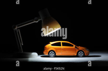 Voiture modèle VEDETTE EN VERTU DE L'INDEMNISATION DES VICTIMES D'ACCIDENTS DE L'ASSURANCE VOITURE DE NOUVEAU LA HAUSSE DES COÛTS D'ACHAT AUTOMOBILE PRIX ACHETEURS SERVICE CRASH MOTORS UK Banque D'Images