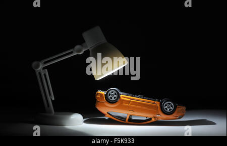 Voiture modèle VEDETTE EN VERTU DE L'INDEMNISATION DES VICTIMES D'ACCIDENTS DE L'ASSURANCE VOITURE DE NOUVEAU LA HAUSSE DES COÛTS D'ACHAT AUTOMOBILE PRIX ACHETEURS SERVICE CRASH MOTORS UK Banque D'Images