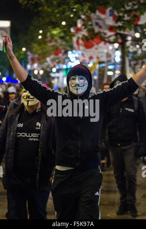 Cardiff, Royaume-Uni, le 5 novembre 2015. Les manifestants à l'Millions Mars Masque à Cardiff, Pays de Galles du Sud. Credit : Samuel Bay/Alamy Live News Banque D'Images