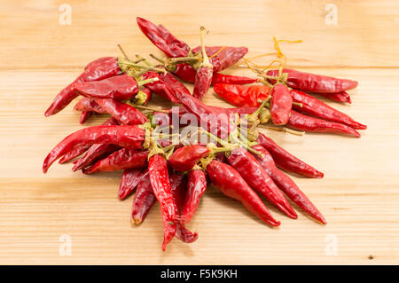 Tas de piments rouges frais sur une table en bois Banque D'Images