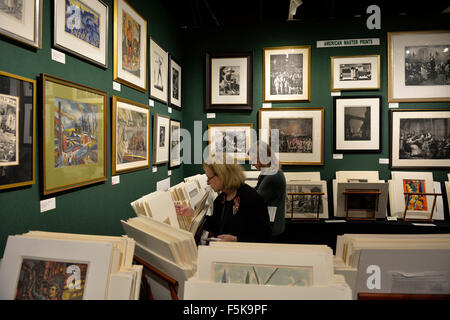 New York, USA. 5Th Nov, 2015. Les visiteurs d'œuvres pièces affichées à 2015 International Fine Print Dealers Association (IFPDA) Imprimer Fair au Park Avenue Armory à New York, aux États-Unis, le 5 novembre 2015. L'IFPDA Imprimer Foire est ouverte le 4 novembre à 8. © Wang Lei/Xinhua/Alamy Live News Banque D'Images