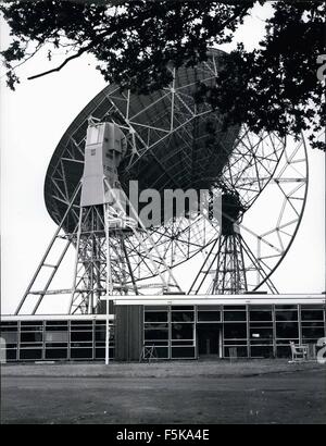 1968 - Britains mène en radioastronomie : Les oreilles qui analysent l'univers pour les émissions de radio des galaxies et qu'ars sont l'Angleterre célèbre télescope sur près de Jodrell Bank, Macclesfieldm Chesire, dont la vigilance ramasse la moindre des ondes sonores. Chaque nation dans le monde est redevable à Observatoire Jodrell Bank pour le suivi de leurs fusées et satellites. En charge de la gare de Jodrell Bank est la Grande-Bretagne s haut spaceman, le professeur Sir Bernard Lovell. Photo montre le radiotélescope géant Mark I à l'Observatoire Jodrell Bank qui ramasse le moindre des ondes radio émises par des roquettes sur leur voyage à la lune et w Banque D'Images