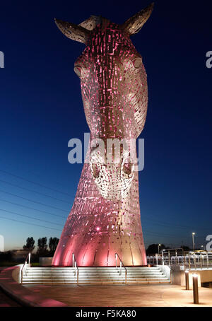 Un Kelpie, un de Andy Scott 30m de haut en acier inoxydable 300 tonnes/ sculptures équines à l'Hélix entre Falkirk et Grangemouth Banque D'Images