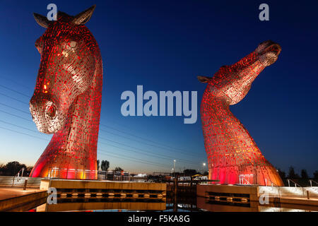 Les Kelpies, Andy Scott 30m de haut/ 300 tonnes (chaque) en acier inoxydable ; Les sculptures équines Helix entre Falkirk et Grangemouth Banque D'Images