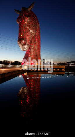 Un Kelpie, un de Andy Scott 30m de haut en acier inoxydable 300 tonnes/ sculptures équines à l'Hélix entre Falkirk et Grangemouth Banque D'Images