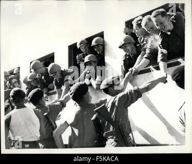 1968 - La Police de l'Onu à Allied ligne de front. Photo montre : parachutistes britanniques échanger des salutations avec casques bleus fantassin norvégien - les membres de la Force de police des Nations Unies, en tant qu'ils sont arrivés à El Cap, l'Égypte, la ligne de front britannique, de Abu Suwair. le norvégien ont été les premières troupes des Nations Unies d'entrer dans le territoire tenu par Anglo French Forces. D'El Cap les Norvégiens déplacé en Port Said. (Crédit Image : © Keystone Photos USA/ZUMAPRESS.com) Banque D'Images