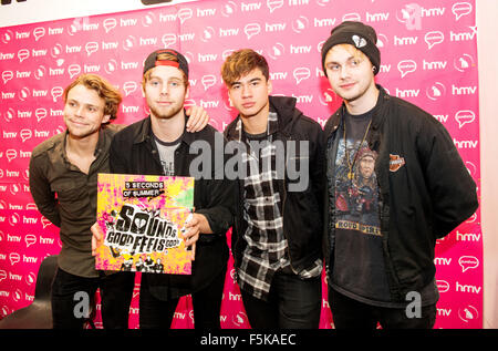 Glasgow, Royaume-Uni. 05Th Nov, 2015. Ashton Irwin, Luke Hemmings, Calum Hood et Michael Clifford de 5 secondes de l'été chez HMV à Glasgow pour signer des copies de dernier album il «sons bon est bon' et assister au lancement de leur premier film au GFT.Glasgow, Ecosse , le 5 novembre, 201 Crédit : Sam Kovak/Alamy Live News Banque D'Images