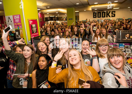 Glasgow, Royaume-Uni. 05Th Nov, 2015. Fans attendre pour répondre à 5 secondes de l'été chez HMV à Glasgow. 5 secondes de l'été chez HMV à Glasgow pour signer des copies de dernier album il «sons bon est bon' et assister au lancement de leur premier film au GFT. Glasgow, Ecosse , le 5 novembre 2015 : Crédit Kovak Sam/Alamy Live News Banque D'Images