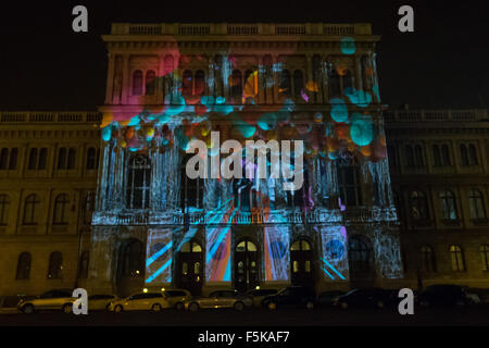 Budapest. 5Th Nov, 2015. Un travail de cartographie vidéo est projetée sur la façade de l'Académie hongroise des sciences lors d'une projection de construction concours de cartographie en marge de la 7e Forum mondial de la science à Budapest, Hongrie le 5 novembre 2015. Credit : Attila Volgyi/Xinhua/Alamy Live News Banque D'Images