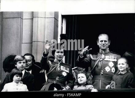 1968 - La Reine et le Prince Philip avec d'autres membres de la famille royale à la parade de la Garde cérémonie. Le couple royal se courbe de bras noir en signe de souvenir pour la fin Duc de Windsor, et a tenu une minute de silence le jour qui a marqué l'anniversaire officiel de la Reine. (Crédit Image : © Keystone Photos USA/ZUMAPRESS.com) Banque D'Images