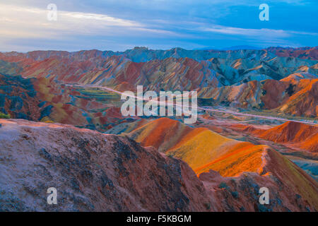 Coloful à Zhanhye Danxie formulaires Parc Geo, Chine Gansu Province, Ballands érodé en couleurs multiples Banque D'Images