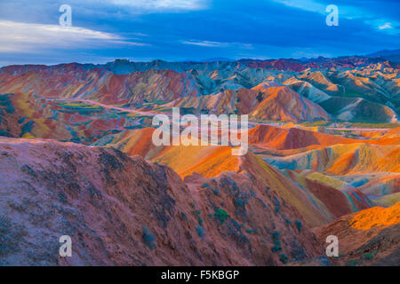 Coloful à Zhanhye Danxie formulaires Parc Geo, Chine Gansu Province, Ballands érodé en couleurs multiples Banque D'Images