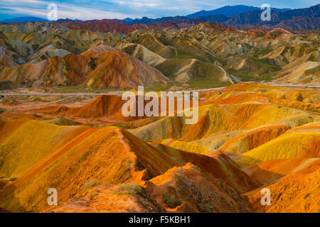 Coloful à Zhanhye Danxie formulaires Parc Geo, Chine Gansu Province, Ballands érodé en couleurs multiples Banque D'Images