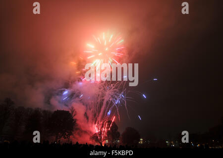 Perth, Ecosse, Royaume-Uni. 5 novembre, 2015. D'artifice à South Inch Park, Perth, Ecosse, Royaume-Uni le 5 novembre 2015 Credit : Cameron Cormack/Alamy Live News Banque D'Images