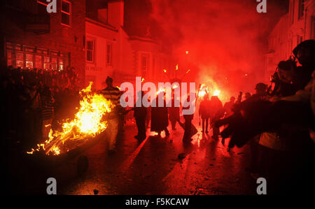 Lewes East Sussex UK 5 Novembre 2015 - la lumière des torches les rues lors de la fête annuelle de Lewes Bonfire ce soir Banque D'Images