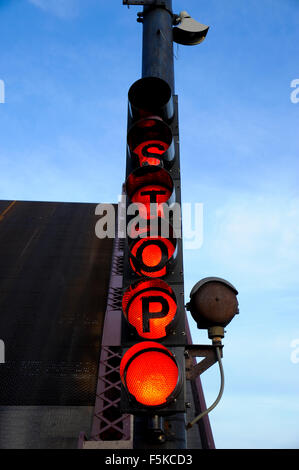 Panneau d'arrêt sur le pont de la rue 95e E. soulevées au cours de la rivière Calumet, Chicago, Illinois Banque D'Images