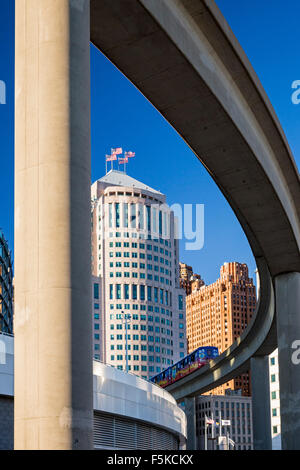 Detroit, Michigan - Un immeuble de bureaux du centre-ville, 150 West Jefferson, est encadrée par les voies de la Detroit People Mover. Banque D'Images