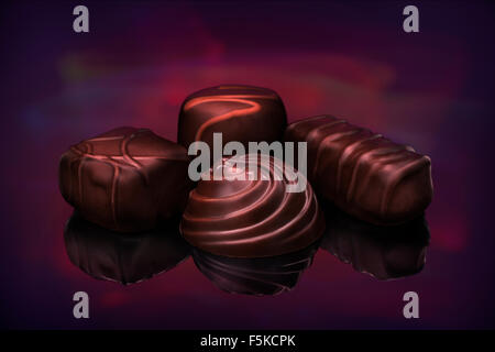 Chocolats sont considérés contre un arrière-plan peint la lumière en studio, 2015. (Adrien Veczan) Banque D'Images