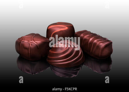 Chocolats sont considérés dans un contexte dégradé en studio, 2015. (Adrien Veczan) Banque D'Images